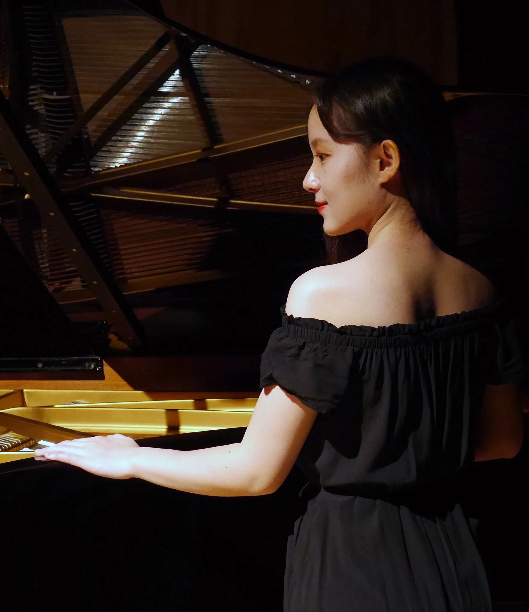 Lingyi Guo, photo at piano