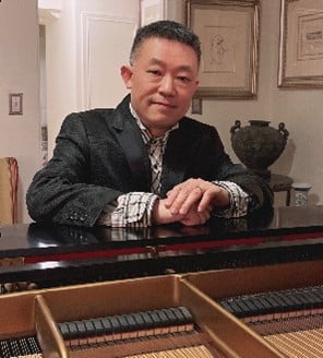 Leng Tshua photo at piano